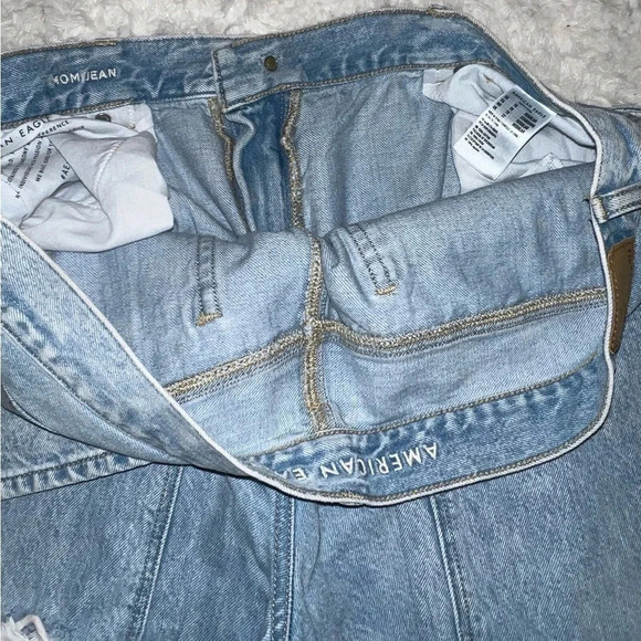 American Eagle Mom Jean Size 18 Light Wash Denim with Distressing - Picture 4 of 4
